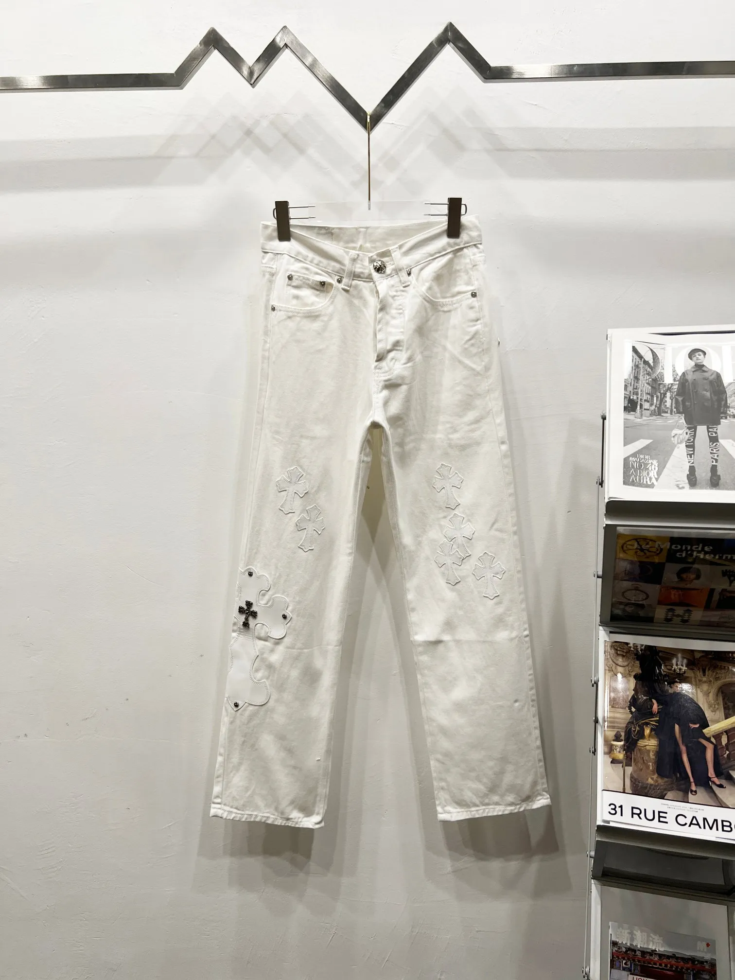 P280 Style Number: (c054) Chrome Heart & Chrome Heart White Bull King Metal Cross Patch Leather Jeans ChromeHearts#Design Jeans Invincible Texture Ceiling-Level Jeans Hard to Find at the Counter‼ ️ Cross patchwork leather jeans, top-notch heavy-duty washing process, calfskin laser-cut cross, distressed silver hardware, straight-leg version slimming the upper body, that lesbian style Color: White Size: S M L XL